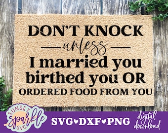 Könnte beinhalten: Eine braune Fußmatte mit dem Text "DON'T KNOCK -unless- I married you birthed you OR ORDERED FOOD FROM YOU" in schwarzer Schrift.