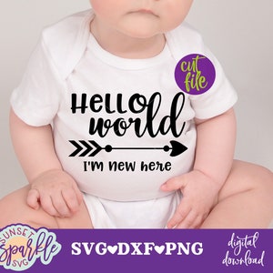 K&ouml;nnte beinhalten: Ein wei&szlig;er Strampler mit schwarzem Text, der "Hello world I'm new here" lautet, mit einem schwarzen Pfeil, der nach rechts zeigt. Der Strampler ist auf einem Baby.