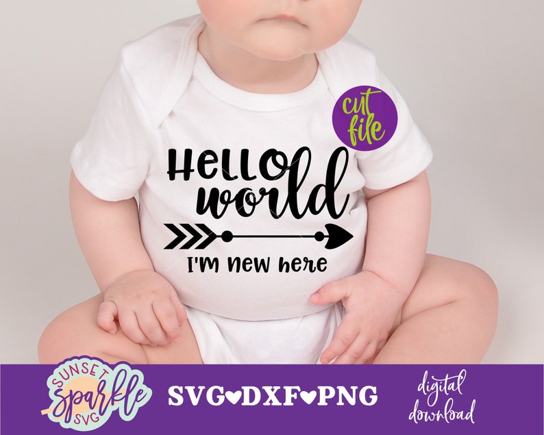 K&ouml;nnte beinhalten: Ein wei&szlig;er Strampler mit schwarzem Text, der "Hello world I'm new here" lautet, mit einem schwarzen Pfeil, der nach rechts zeigt. Der Strampler ist auf einem Baby.