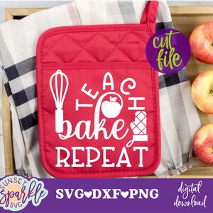 Pode incluir: Um pegador de panela acolchoado vermelho com o texto "Teach Bake Repeat" em branco. O pegador de panela também apresenta um batedor de arame branco e uma luva de forno.