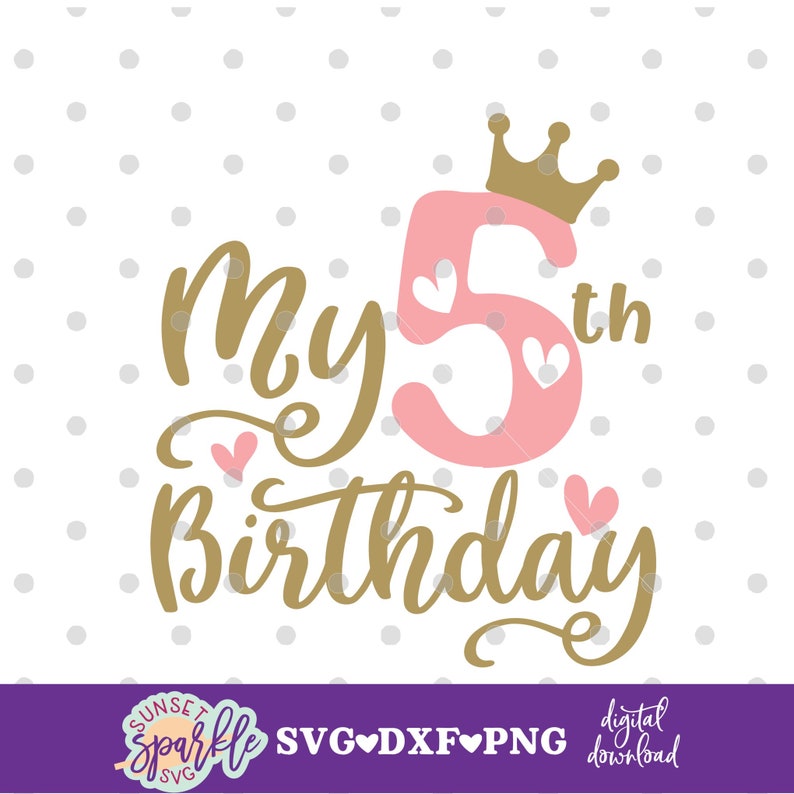 Puede incluir: Texto dorado con purpurina "My 5th Birthday" con un n&uacute;mero 5 rosa y una corona dorada en la parte superior. Hay peque&ntilde;os corazones rosas alrededor del texto.