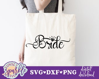 Op de afbeelding: Een witte tote bag met het woord "Bride" geschreven in zwarte cursieve letters met een diamant boven de "i".