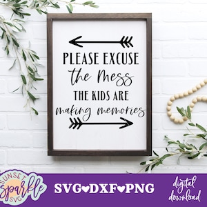 Per favore scusate il disordine che i bambini stanno creando ricordi svg, Home svg, dxf, png, file svg del cartello di casa, Famiglia svg, I nostri standard si sono abbassati svg