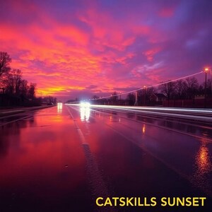 Puede incluir: Una vibrante puesta de sol sobre una carretera mojada, que refleja los colores del cielo. El cielo es una mezcla de tonos rosas, naranjas y morados. El texto "CATSKILLS SUNSET" se muestra en amarillo en la parte inferior de la imagen. Los faros de los coches crean rastros de luz.