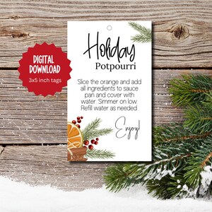 Könnte beinhalten: Weißer bedruckbarer Geschenkanhänger mit dem Text "Weihnachtspotpourri" und Anweisungen zur Herstellung von Potpourri. Der Anhänger zeigt eine Aquarell-Illustration von Orangen, Zimtstangen, Nelken und Tannenzweigen.