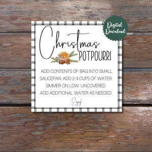 Op de afbeelding: Een printbare kerstpotpourri-receptkaart met een zwart-wit geruite achtergrond. De kaart heeft een handgeschreven titel, "Kerstpotpourri", en instructies voor het maken van de potpourri. De kaart bevat ook een kleine illustratie van een kaneelstokje, sinaasappelschijfjes en steranijs.