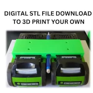 Może przedstawiać: Zielony uchwyt do dwóch akumulatorów, wydrukowany w 3D. Uchwyt ma dwa otwory na ołówek lub długopis. Na górze obrazu widnieje tekst "DIGITAL STL FILE DOWNLOAD TO 3D PRINT YOUR OWN".