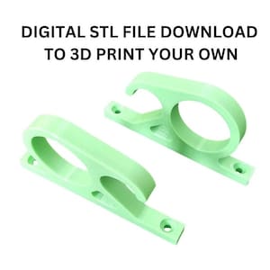 Puede incluir: Dos soportes de pared impresos en 3D de color verde claro para sujetar varillas o tuberías. Los soportes tienen un gancho en un extremo y una base plana con agujeros para tornillos en el otro extremo.  DIGITAL STL FILE DOWNLOAD TO 3D PRINT YOUR OWN está impreso en el fondo blanco.