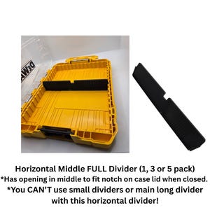 Może przedstawiać: Ż&oacute;łta plastikowa skrzynka narzędziowa z czarnym separatorem i oddzielnym czarnym separatorem. Tekst brzmi "Horizontal Middle FULL Divider". Skrzynka ma uchwyt i jest przeznaczona do przechowywania narzędzi.