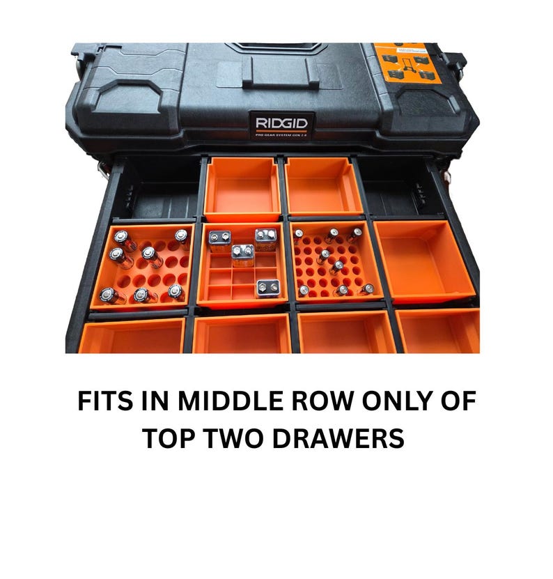 Pode incluir: Caixa de ferramentas preta e laranja Ridgid Pro Gear System com gavetas abertas. As gavetas cont&ecirc;m recipientes de armazenamento laranja com v&aacute;rias pilhas e pe&ccedil;as pequenas. O texto na imagem diz: CABE APENAS NA FILEIRA DO MEIO DAS DUAS GAVETAS SUPERIORES.