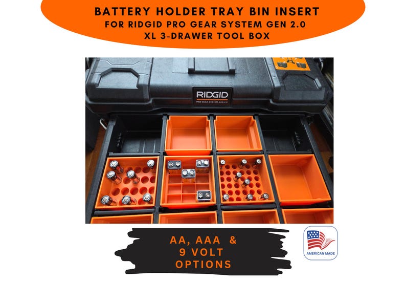 Pode incluir: Caixa de ferramentas preta com suportes de bateria laranja para pilhas AA, AAA e 9 volts. O texto na imagem diz "BATTERY HOLDER TRAY BIN INSERT FOR RIDGID PRO GEAR SYSTEM GEN 2.0 XL 3-DRAWER TOOL BOX." A imagem tamb&eacute;m inclui o texto "AA, AAA & 9 VOLT OPTIONS" e "AMERICAN MADE."