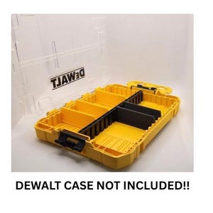 Może przedstawiać: Ż&oacute;łto-czarny plastikowy organizer z regulowanymi przegrodami. Organizer ma przezroczystą plastikową pokrywę, a tekst "DEWALT" jest widoczny. Tekst "DEWALT CASE NOT INCLUDED!!" znajduje się na dole.