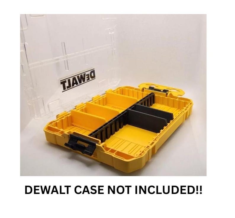 Może przedstawiać: Ż&oacute;łto-czarny plastikowy organizer z regulowanymi przegrodami. Organizer ma przezroczystą plastikową pokrywę, a tekst "DEWALT" jest widoczny. Tekst "DEWALT CASE NOT INCLUDED!!" znajduje się na dole.