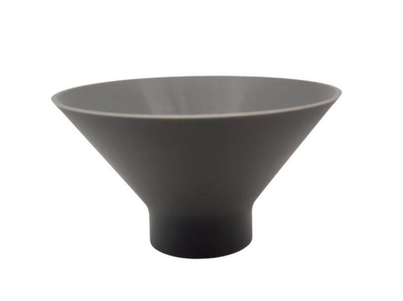 Puede incluir: Un embudo de pl&aacute;stico gris con una parte superior ancha y un pico estrecho. El embudo tiene una base que es ligeramente m&aacute;s ancha que el pico.