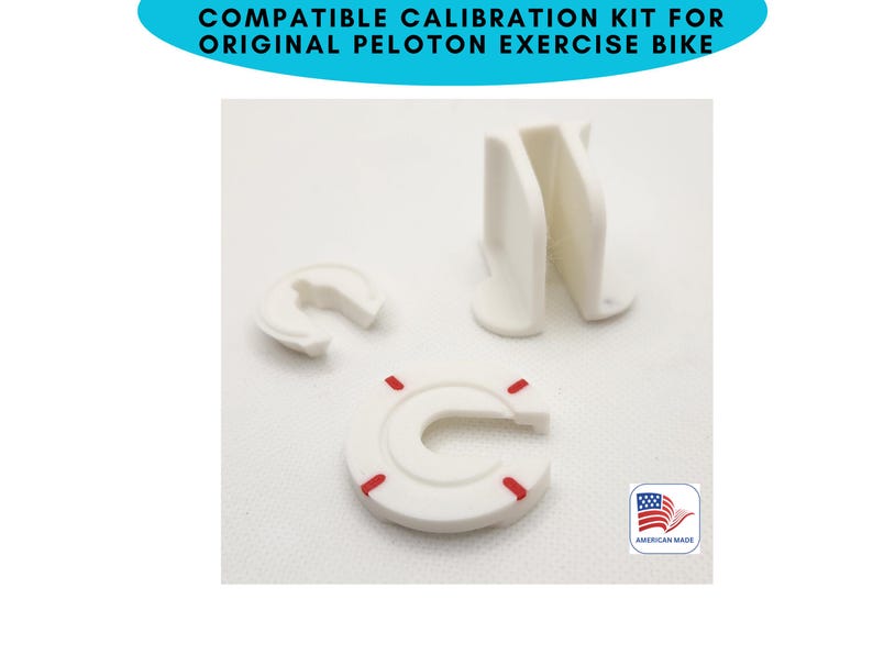 Puede incluir: Un kit de calibraci&oacute;n blanco para una bicicleta de ejercicio Peloton original. El kit incluye cuatro piezas de pl&aacute;stico blanco, dos de las cuales tienen marcas rojas. El kit est&aacute; hecho en Estados Unidos.