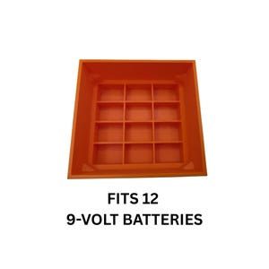 Pode incluir: Um organizador de pilhas de pl&aacute;stico laranja projetado para armazenar doze pilhas de 9 volts. O organizador tem formato quadrado com uma grade de compartimentos. O texto "FITS 12 9-VOLT BATTERIES" &eacute; exibido abaixo.
