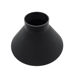 Puede incluir: Embudo de goma negro con una base ancha y una abertura estrecha.