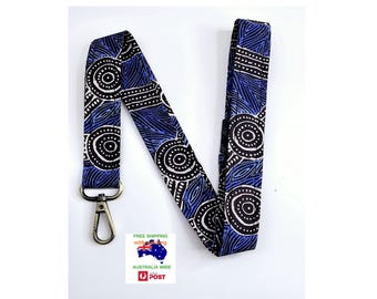 Ręcznie robiony smycz Water Dreaming. Wzór inspirowany sztuką indiańską, z obrotowym klipsem w kolorze starego mosiądzu i odłączanym klipsem zabezpieczającym. Darmowa wysyłka na terenie Australii.