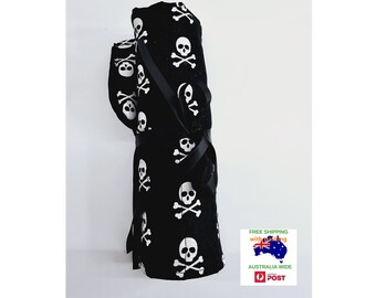 Crochet/rouleau de pinceau de maquillage fait main. Peut contenir jusqu'à 16 crochets. Motif Jolly Roger. Frais de port gratuits avec suivi en Australie.