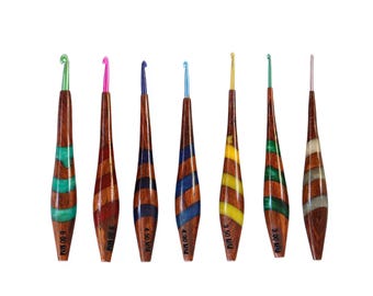 Può includere: Set di sette uncinetti in legno con punte colorate. Gli uncinetti sono numerati 3,50 mm, 4,00 mm, 4,50 mm, 5,00 mm, 5,50 mm, 6,00 mm e 7,00 mm.