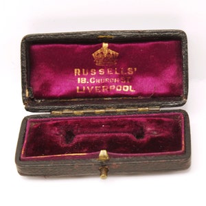 Antique Victorian brown leather brooch box. Perfect for a gift or presentation