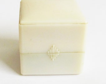 VINTAGE RING BOX WHITE EARLY PLASTIC STAR SHAPE ON TOP JEWELRY BOX VINTAGE RING BOX WHITE EARLY PLASTIC STAR SHAPE ON TOP JEWELRY BOX