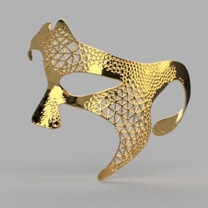 Puede incluir: Una máscara de carnaval dorada con un diseño geométrico. La máscara está hecha de un material delicado e intrincado y tiene una forma fluida y elegante.