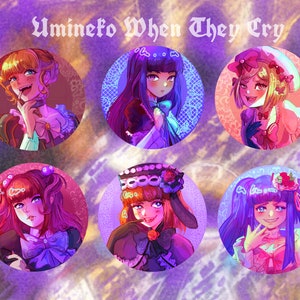 Puede incluir: Seis ilustraciones circulares de colores de personajes de anime con diferentes peinados y atuendos. Los personajes son todos mujeres y tienen ojos grandes. El fondo es un degradado púrpura y dorado. El texto "Umineko When They Cry" está en la parte superior de la imagen.