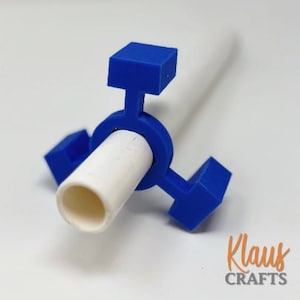 Puede incluir: Portavasos de plástico azul impreso en 3D con cuatro brazos. El portavasos está diseñado para ajustarse alrededor de una pajita y mantenerla en su lugar.