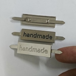1.2cm x 3.7cm Gegraveerde "handgemaakte" rechthoek metalen label met haken, Aangepaste merknaam logo tags met galvaniseren
