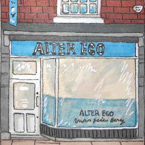 Op de afbeelding: Illustratie van een winkelpand met de tekst "ALTER EGO" boven het raam. Het gebouw heeft een rode bakstenen gevel, een wit raam en een blauw bord. De etalage weerspiegelt de lucht.