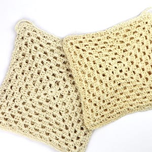 Set di due Presine Fatte a mano ad Uncinetto Granny, Coppia di presine quadrate di cotone naturale ecrù