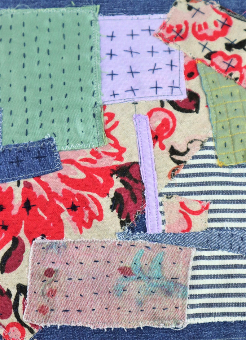 以下が含まれることがあります： デニム、花柄、ストライプ生地など、さまざまな生地で作られたパッチワークキルト。キルトは異なる色の糸で縫い合わせられており、ユニークで質感のあるデザインになっています。