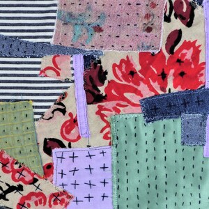 以下が含まれることがあります： ランダムなパターンで縫い合わせられた布切れのパッチワーク。布切れは、青、緑、ピンク、赤など、さまざまな色です。布切れの中には、花柄のものもあります。