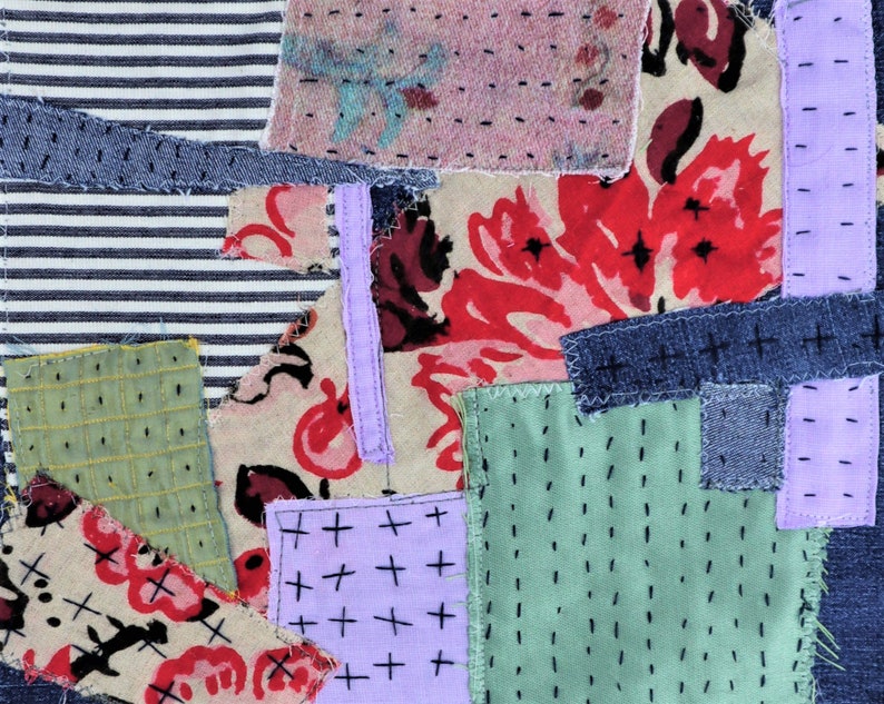 以下が含まれることがあります： ランダムなパターンで縫い合わせられた布切れのパッチワーク。布切れは、青、緑、ピンク、赤など、さまざまな色です。布切れの中には、花柄のものもあります。