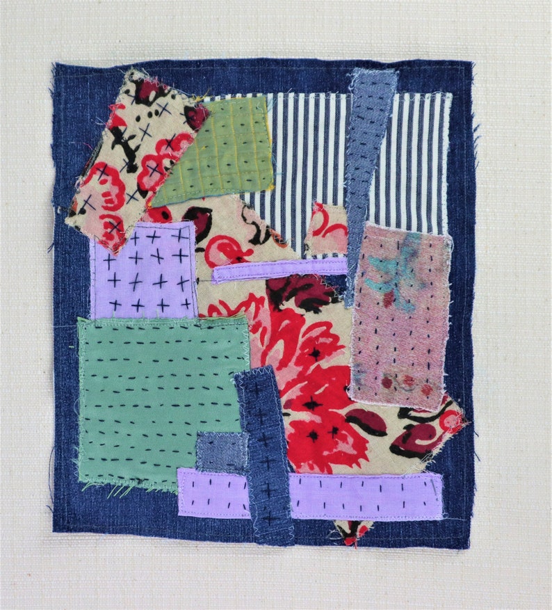 以下が含まれることがあります： デニム、花柄、ストライプ生地など、さまざまな生地で作られたパッチワークキルト。キルトは青、緑、ピンク、赤の色合いで構成されています。