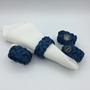 Tavoli eleganti ed eleganti con anelli per tovaglioli annodati a testa di turco