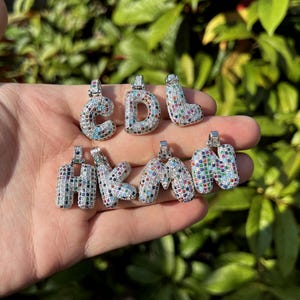 Colgante de letra inicial de burbuja de lujo, colgante de letra de burbuja personalizado bañado en plata, collar de alfabeto pavimentado con circonitas cúbicas de colores
