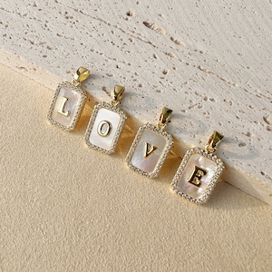 Pendentif lettre personnalisé coquillage blanc carré simple rempli d'or 18 carats, breloques initiales de luxe, pendentif lettre alphabet pavé CZ, cadeau pour elle