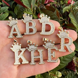 Colgante de corona inicial de lujo, colgante de letra personalizado relleno de oro de 18 quilates, collar de letras del alfabeto pavimentado con circonita cúbica, regalo para ella