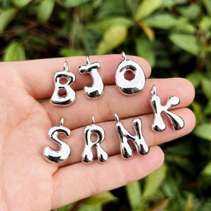 Colgante de letra plateado, colgante del alfabeto inicial, collar de encantos de nombre personalizado, regalo para ella