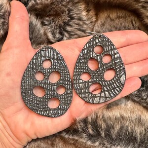¡Aretes llamativos Circles of Life! Pendientes llamativos únicos, texturizados, en negro y plata, que son un arte para llevar.