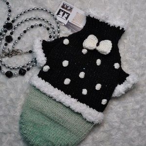 May include: Black and white polka dot dog sweater with a white bow and a green and white knit bottom. E-mail: doggy-fashion24@gmx.de