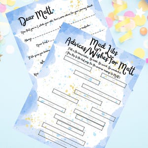 Może przedstawiać: Dwie kartki papieru z niebieskimi akcentami akwarelowymi. Na jednej kartce napisano "Drogi Matt" z radami do uzupełnienia. Na drugiej napisano "Mad Libs Rady/Życzenia dla Matta" z podpowiedziami do uzupełnienia. Dekoracje imprezowe w tle.