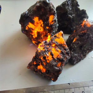 100g natürlicher Yooperlites-Flammenstein-Syenit, der fluoreszierende Sodalith-Mineral-Rohkristall-langwellige UV-Sammlungsmuster enthält