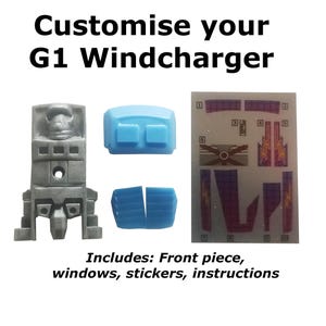 Puede incluir: Un robot de juguete de plástico gris con una carrocería de coche de plástico azul. La carrocería del coche tiene dos ventanas y una pieza delantera. El robot está etiquetado como "Customise your G1 Windcharger" e incluye pegatinas, instrucciones y ventanas.