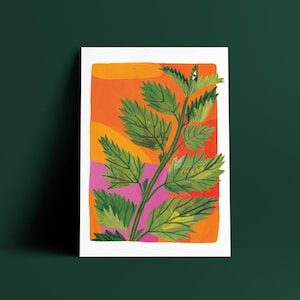 Op de afbeelding: Een botanische kunstdruk met een groene plant met gekartelde bladeren tegen een levendige achtergrond. De achtergrond loopt over van oranje naar roze en geel. Het kunstwerk staat op een wit rechthoekig papier.