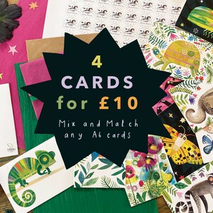 Op de afbeelding: Een verzameling kleurrijke geïllustreerde wenskaarten met dieren en natuurtaferelen. De kaarten zijn gerangschikt op een houten oppervlak met een bord waarop staat: "4 KAARTEN voor £ 10 Mix en Match alle A6-kaarten".
