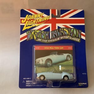 Peut inclure: Réplique en métal moulé d'une décapotable 1958 MGA Twin Cam bleu clair. L'emballage présente le texte "British Invasion" et un drapeau Union Jack. La voiture jouet est dans un boîtier en plastique transparent.