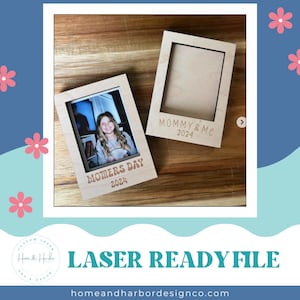 Puede incluir: Dos marcos de fotos de madera con un diseño de corte láser. El marco de la izquierda tiene una foto de una niña y el texto "MOTHERS DAY 2024". El marco de la derecha tiene el texto "MOMMY & ME 2024".